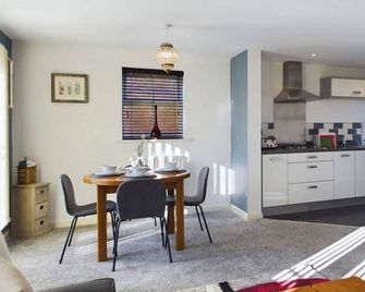 Sleeps6- Familyfriendly- Freeparking- 3br - Stafford - Τραπεζαρία
