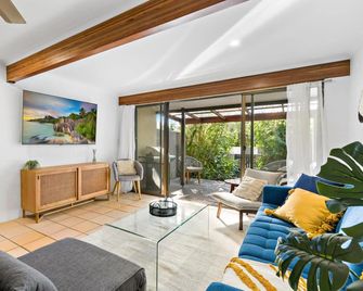 Stylish Townhouse, private courtyard walk to beach - Noosaville