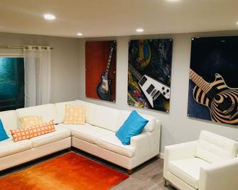 Upscale ATX Music Condo in East Austin minutes from downtown - Austin - Living room