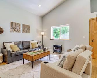 Deck, Hot Tub & Views: Sleek Getaway in Index! - Gold Bar - Living room