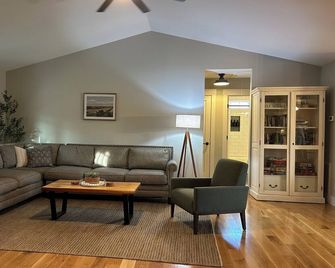 3-bedroom Farmhouse at the Base of the Blue Ridge Mountains - Landrum - Living room