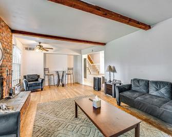 Spacious Southfield Home with Patio and Yard! - Southfield - Living room