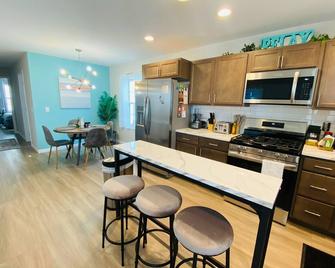 The Boogie Bungalow! Modern condo near Tropicana - Brigantine - Cocina