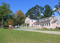 Large And Luxurious Farmhouse - Close To Town And College! - Middlebury - Building