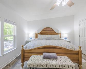 Red Rooster Cottage - Freeport - Habitación