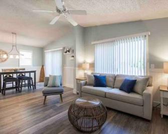 Indian Rocks Gem: Walk to Beach and Dining from Cozy retreat! - Belleair Bluffs