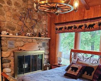 Butler's Bay Teal Lake 4 Bedroom Hotel Room by RedAwning - Cable - Habitación