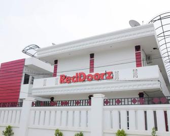 RedDoorz Near Uin Sumatera Utara - Medan - Building