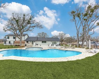 Perfect luxurious 4-bedroom house with AC in cool Lockhart - Lockhart - Pool