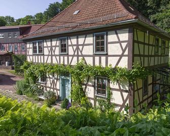 Quiet vacation apartment in Glücksbrunn Castle Park - right next to Altenstein Park - Bad Liebenstein - Gebäude