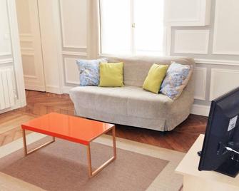 My Appart'à Versailles a charming two-rooms in the heart of Versailles - Versailles - Living room