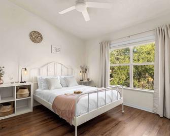 Stylish Modern-Farmhouse Boutique Condo - 2bd 2ba - Gainesville - Bedroom