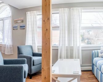 Bar Harbor Main Street Apartments - Bar Harbor - Living room