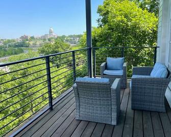 Unbeatable Views: Stylish Oasis - Little Rock - Balcony