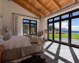 Mt Cook Lakeside Retreat - Twizel - Bedroom