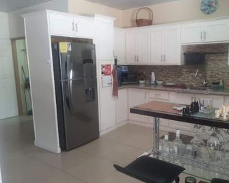 Breezy Bungalow Airport Suite - Piarco - Cocina