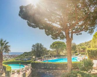 Holiday Complex Villaggio Colombo With Communal Pool in Andora - Diano Marina - Piscina