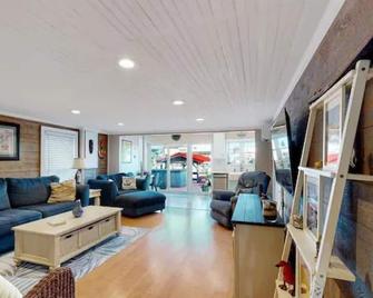 Oceanview Riverfront retreat w/ hot tub and private dock! - 10 min from DE Turf - Frederica - Sala de estar