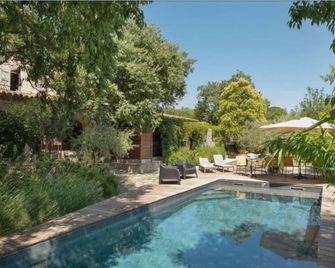 L Amourier chambres charme et confort avec Jacuzzi ou baignoire XXL - Saint-Hippolyte-du-Fort - Piscina