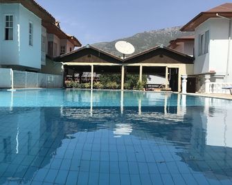 RED - Ölüdeniz - Zwembad