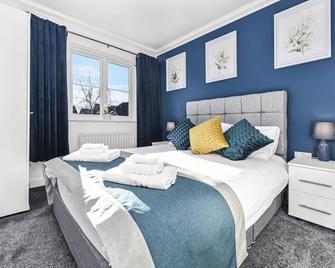 The Woodlands, Shortstay, Ideal For Fami - Horley - Bedroom