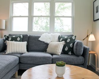 Relaxing Farm Cottage Escape, 10 Min From Legoland - غاسان (نيويورك) - غرفة معيشة