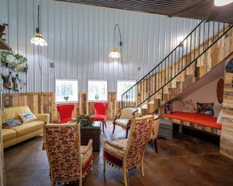 Guest Grain Bin Foghorn Leghorn sleeps 8 - Hermann - Living room