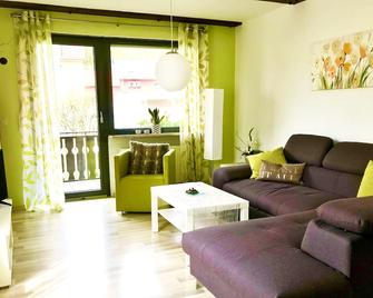 FeWo an der Rodach - sonnige Erdgeschosswohnung mit Garten - Steinwiesen - Sala de estar