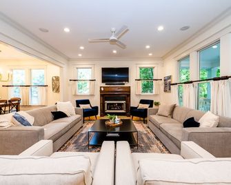 Union Pier Home With Pool and Hot Tub! Close To Private Beach! - Union Pier - Sala de estar