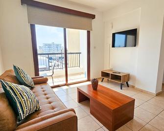 Sunlit Cozy Apartment - Larnaca - Living room