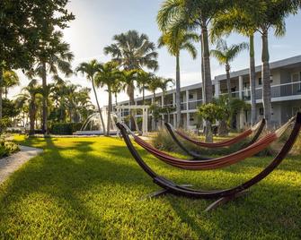 بيتشكومبر بيتش ريزورت - سانت بيتي بيتش - شرفة مرصوفة