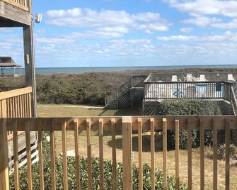 Oceanfront@ The Lucky Duck- 100% Renovated, Clean, Cozy & Well-Appointed. - Duck - Balcón