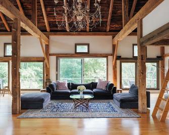 Stylish Rural Sanctuary Perfect for Every Season! - East Chatham - Sala de estar
