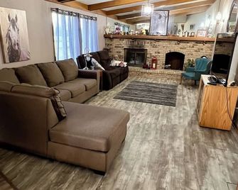 Beautiful Farmstead on the Prairie - Willow City - Wohnzimmer