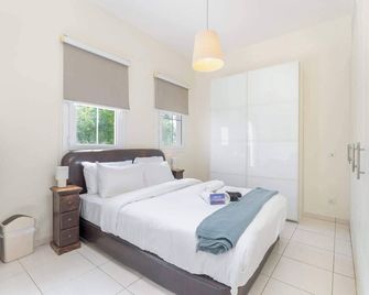 StayShort - Vibrant Villa in Springs 11 Sleeps 6 with Balcony - Dubai - Schlafzimmer
