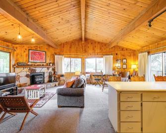 Serene Groveland Cabin Rental Near Yosemite! - Groveland - Wohnzimmer
