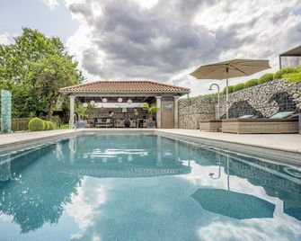 Birnbaum-Appartement mit traumhaftem Blick in die Natur - Neualbenreuth - Pool