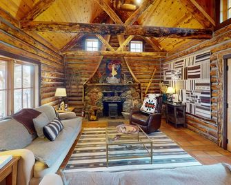 Pack Creek ~ Gate House : Beautiful Fully Renovated Cabin. Copper Soaking Tub. High-End Kitchen - Moab - Living room