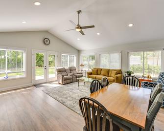 Charming Bluffton Vacation Home with Yard! - Bluffton - Dining room