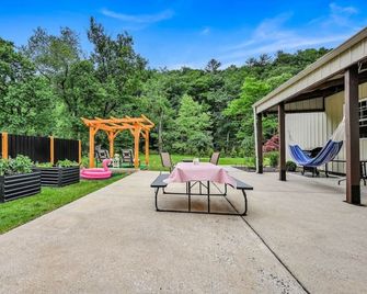 Cozy Tiny River Studio With Fire Pit & Bbq Area - Cressona - Patio