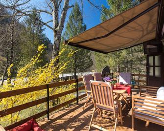 Vila Rozi, Osilnica - vacation house Pr' Vili Rozi - Kočevje - Balcón