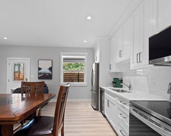 New and spacious suite close to town, attractions and hospital - Duncan - Kitchen