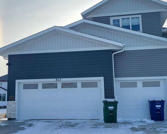 Eclectic Palace : Cozy 2 Bedroom basement Suite - Saskatoon - Building