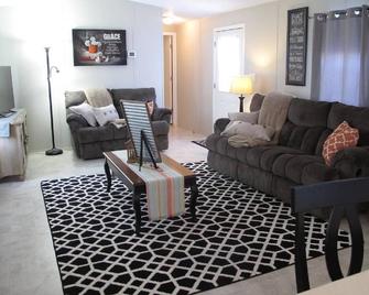 Black Horse - FarmGuest House A Travelers Rest and a Vacationers Haven - Parkesburg - Living room