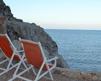 Ilidi Rock - Livadia