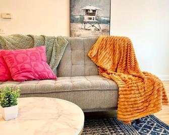 Adorable 1 bd apt in lovely Hoboken - Hoboken - Living room