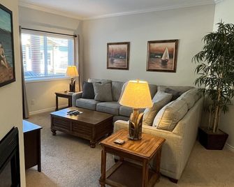 Beautiful, fully equipped condo. Great location. - Sicamous - Living room