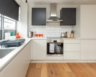 Central and Bright 1 Bedroom Flat - Peckham - London - Kitchen
