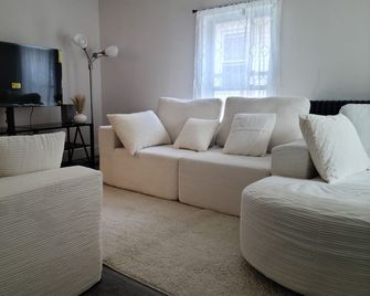 3 bedrooms fully finished - Middletown - Living room