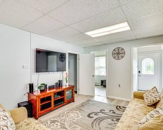 Cozy Keansburg Cottage Walk to Beach and Boardwalk! - Keansburg - Wohnzimmer